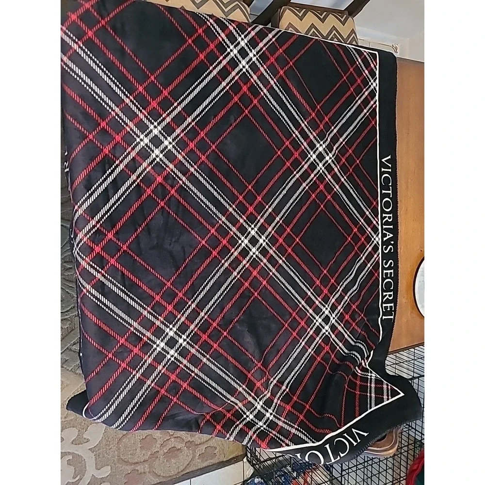 Victoria's Secret Sherpa Fleece Cozy Blanket Black Red and White‎ Color 50